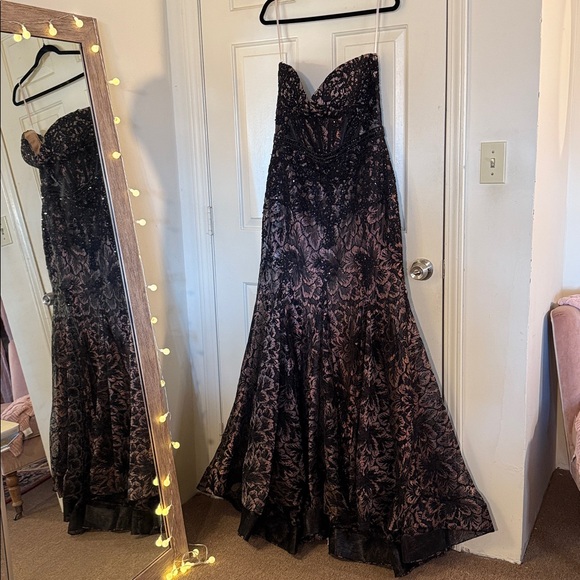 MAC DUGGAL
Black Embellished Strapless Sweetheart Trumpet Gown - Picture 6 of 17